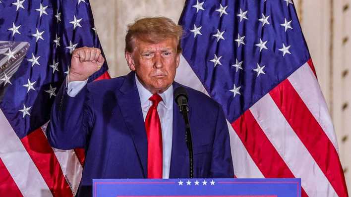 Ex-Präsident Donald Trump ballt die Faust bei einer Rede.