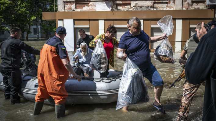 Ukrainische Bürger werden nach einem Staudamm-Bruch evakuiert