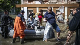Ukrainische Bürger werden nach einem Staudamm-Bruch evakuiert