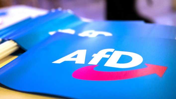 Fähnchen mit dem Logo der AfD liegen auf einem Tisch. (Bild: dpa)
