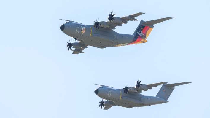 Zwei Airbus A400M der Luftwaffe überfliegen zu Beginn des internationalen Luftwaffen-Manövers "Air Defender 2023" den Fliegerhorst Wunstorf in der Region Hannover.