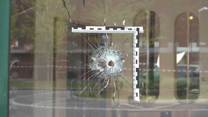 Symbolfoto: Einschussloch in einer Scheibe nach einer Schießerei auf dem Marktplatz in Duisburg.
