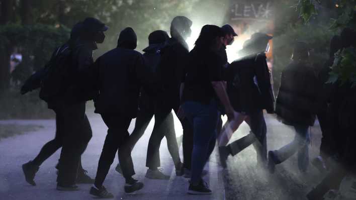 Demonstranten aus dem linken Spektrum protestieren gegen das Urteil im Prozess gegen die Linksextremistin Lina E. (Bild: dpa)