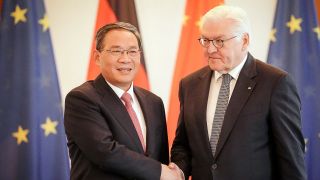 Bundespräsident Frank-Walter Steinmeier (r) empfängt zum Auftakt des Deutschland-Besuchs der chinesischen Regierung Li Qiang, Ministerpräsident von China, im Schloss Bellevue in Berlin (Bild: dpa)