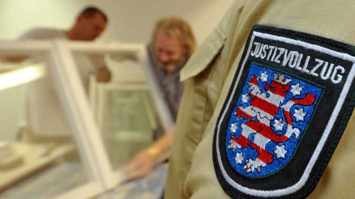 Gemeinsam mit einem Ausbilder arbeiten Inhaftierte der Justizvollzugsanstalt Gera an einem Fenster des Geraer Rathauses (Bild: dpa / Hendrik Schmidt)