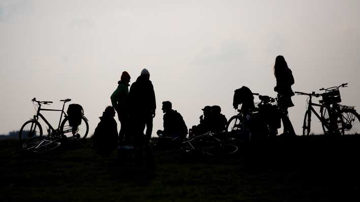 Jugendliche treffen sich auf dem Tempelhofer Feld in Berlin.