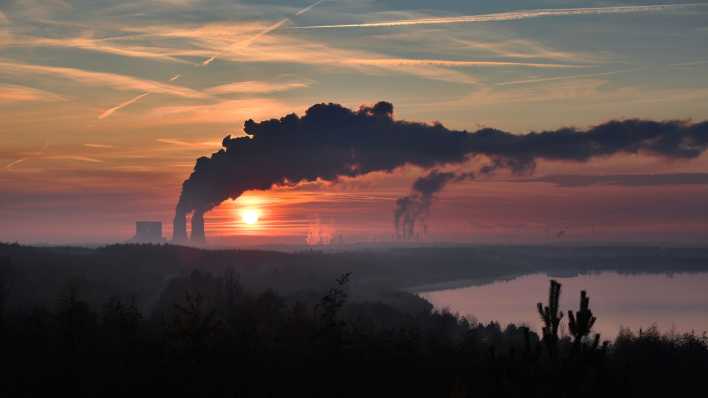 Blick auf dem Störmthaler See und das Kohlekraftwerk Lippendorf südlich von Leipzig in der Abendsonne (Bild: picture alliance / SvenSimon)