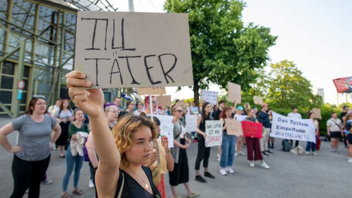 Demonstration gegen sexuellen Missbrauch und Gewalt gegen Frauen vor dem Rammstein-Konzert in München.