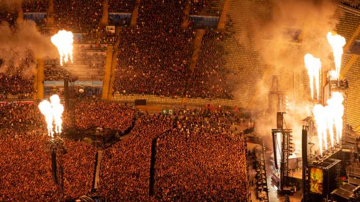 Tausende Zuschauer verfolgen das Konzert der Band Rammstein im Olympiastadion.