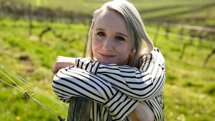 Winzerin Shanna Reis steht im Weinberg des Weinguts Reis & Luff auf dem Sonnenberg.