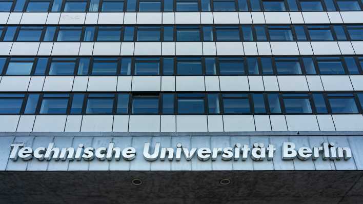 Schriftzug "Technische Universität Berlin" am Hauptgebäude der Tu an der Straße des 17. Juni (Bild: dpa / Karl-Heinz Spremberg)