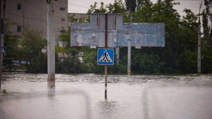 Überflutete Straßen in Cherson, nachdem der Kachowka-Damm zerstört wurde.