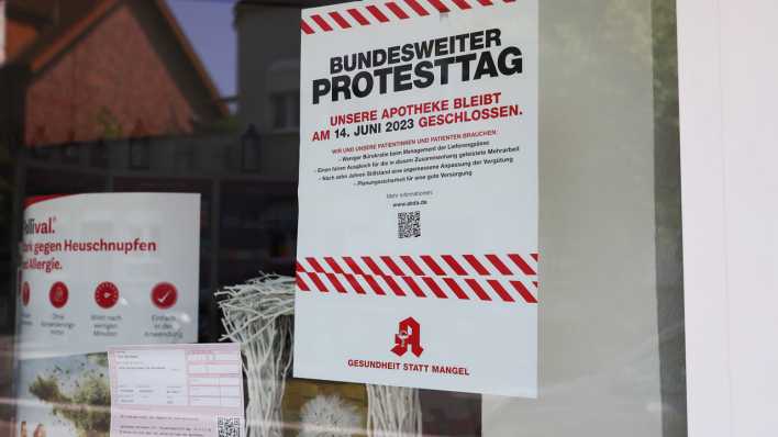 Ein Aushang in einer Apotheke informiert über den Apothekerstreik gegen die Sparpolitik der Regierung.
