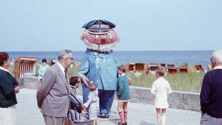 ARCHIV, ca. 1960: Sommerurlaub an der Ostsee, Käptn BRASS (Bild: imago/Gerhard Leber)