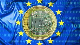 Ein-Euro-Münze auf Europa-Fahne mit Computerplatine und Binärcode