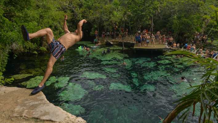 Ein Schwimmbad in einem Cenote in Mexiko (Foto: imago images / NurPhoto)
