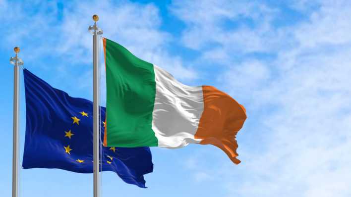 Die Flaggen der Europäischen Union und von Irland Die Flaggen der Europäischen Union und von Irland
