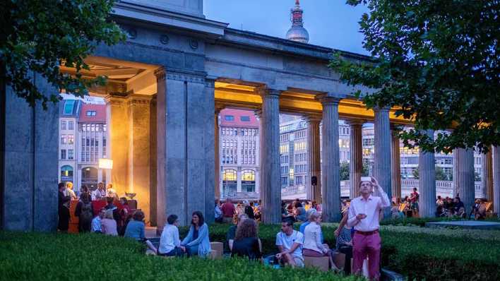 Kolonnaden Bar im Kolonnadenhof der Museumsinsel Berlin_foto: imago/Rolf Zšllner