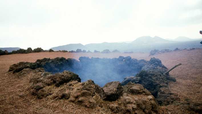 Kleiner rauchender Krater im Timanfaya Nationalpark auf Lanzarote