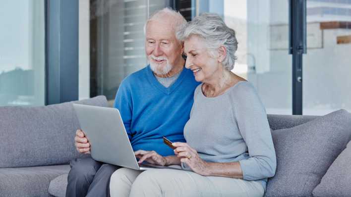Seniorenpaar beim Onlinebanking