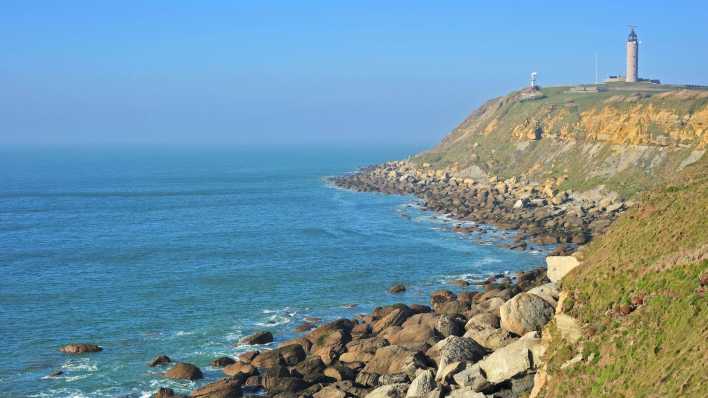 Leuchtturm und Sandsteinblöcke von der Klippe am Strand von Cap Gris Nez (Foto: imago images / imagebroker)