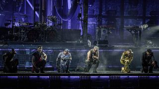 Rammstein verneigen sich am Ende eines Konzertes vor dem Publikum
