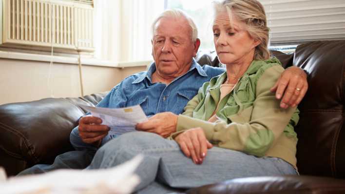 Senioren-Paar mit Geldsorgen