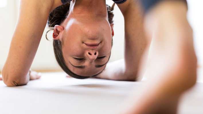 Frau macht Yoga