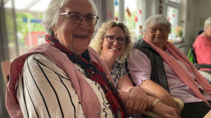 Frau Falland (links), Krankenschwester Annabella Höppner (mittig) und Frau Bülow (rechts) (Bild: rbb/Franziska Ritter)