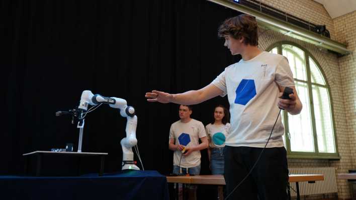 LNDW: Student Leon Kollofrath von der Berliner Hochschule für Technik mit seiner Roboterhand
