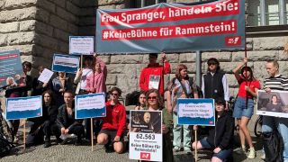 "Keine Bühne für Rammstein"_Protestaktion vor der Berliner Senatsverwaltung für Inneres und Sport_27.6.2023_foto: rbb/Carl Winterhagen