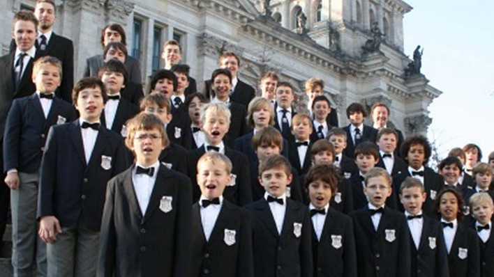 Knabenchor Berlin_A-Chor vor dem Reichstagsgebäude_foto: knabenchor-berlin.de
