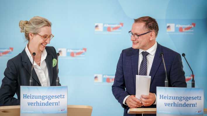 Alice Weidel, Fraktionsvorsitzende der AfD und Parteivorsitzende, und Tino Chrupalla, AfD-Bundesvorsitzender und Fraktionsvorsitzender der AfD, geben zu Beginn der Sitzung ihrer Bundestagsfraktion ein Pressestatement.