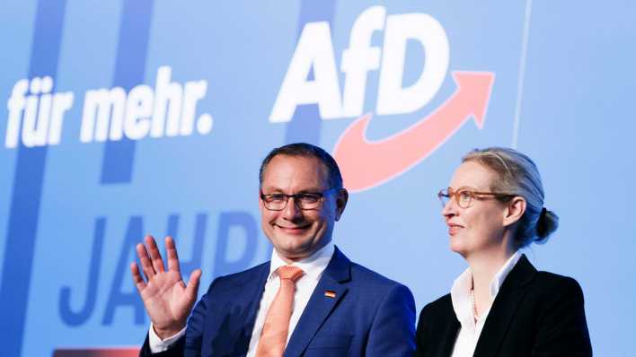 Tino Chrupalla (l), AfD-Bundesvorsitzender und Fraktionsvorsitzender der AfD, winkt neben Alice Weidel, AfD-Bundesvorsitzende und Fraktionsvorsitzende der AfD, bei dem AfD-Bundesparteitag in der Magdeburger Messe.