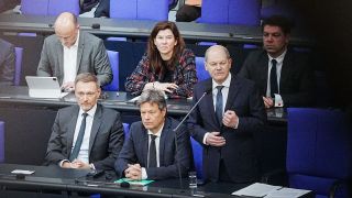 Bundeskanzler Olaf Scholz (SPD, 2.v.r) spricht im Bundestag bei der Befragung der Bundesregierung neben Christian Lindner (FDP, l), Bundesminister der Finanzen, und Robert Habeck (Bündnis 90/Die Grünen, M), Bundesminister für Wirtschaft und Klimaschutz,