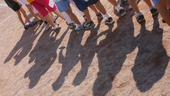 Kinder einer Frankfurter Grundschule bei einer Veranstaltung im Rahmen der Bundesjugendsspiele