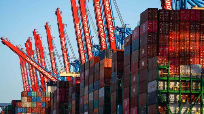 Containerschiffe liegen im Waltershofer Hafen am Container Terminal Burchardkai.