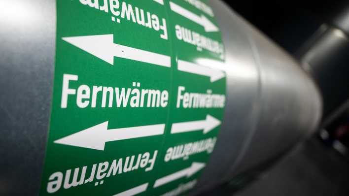 Leitungen sind in der Fernwärmeverteilerstation eines Heizkraftwerks zu sehen (Bild: dpa)