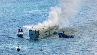 Ein Autofrachter brennt nach einer Havarie vor der niederländischen Insel Ameland in der Nordsee (Bild: dpa)