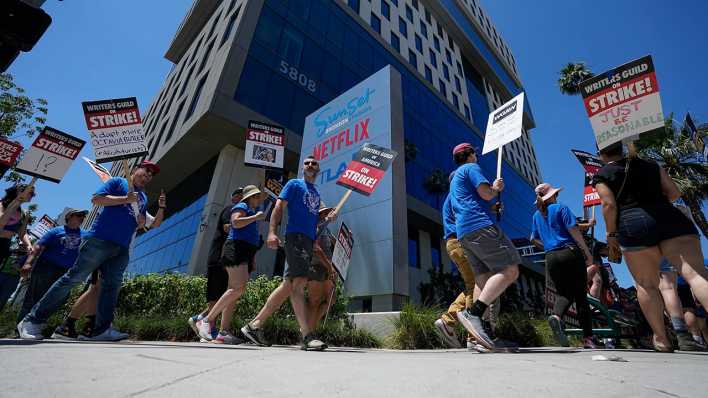 Streikende Autoren protestieren mit Schildern vor dem Netflix-Gebäude in Los Angeles.