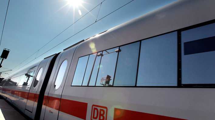 Ein ICE steht bei sengendem Sonnenschein und Temperaturen um 33 Grad am Hauptbahnhof Berlin.