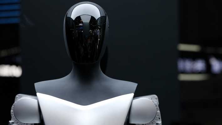 Ein Roboter von Tesla wird während der Weltkonferenz für künstliche Intelligenz (WAIC) ausgestellt.