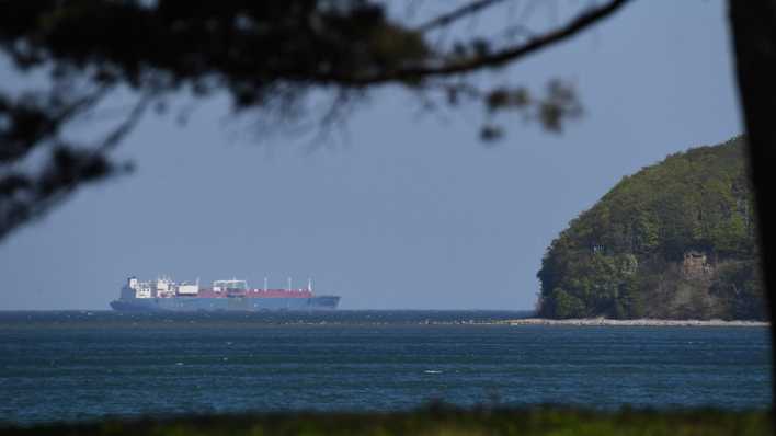 LNG Tanker "Seapeak Hispania" liegt auf der Ostsee vor Binz auf Rügen.