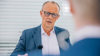 Der CDU-Vorsitzende Friedrich Merz (l) sitzt mit Theo Koll, ZDF-Moderator und Leiter des ZDF-Hauptstadtstudios, beim ZDF-Sommerinterview.