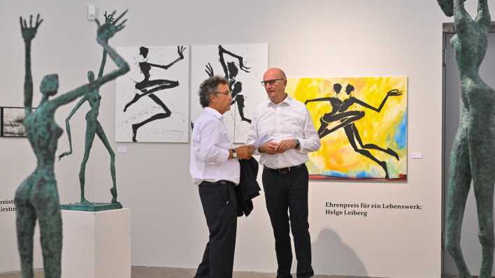 Neuhardenberg: Frank Mangelsdorf (l), Jurymitglied Kunstpreis und Dietmar Woidke (SPD), Ministerpräsident von Brandenburg, stehen nach der Preisverleihung in der Ausstellung des Brandenburgischen Kunstpreises auf Schloss Neuhardenberg