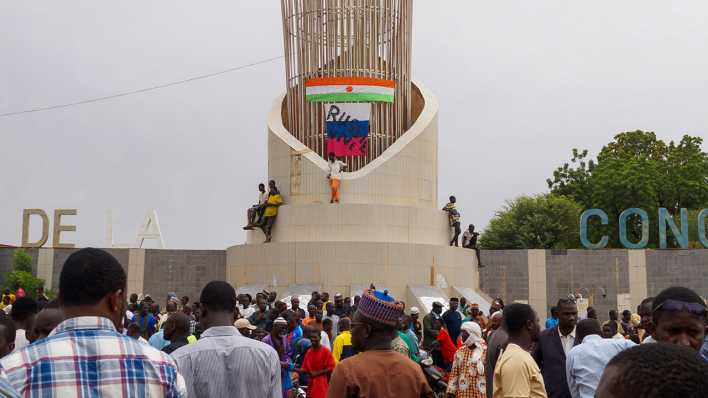 Anhänger des Putsches in Niger haben eine russische Flagge mit den Worten "Es lebe Russland" aufgehängt.