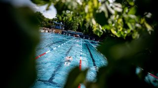 Besucher schwimmen im Sommerbad Kreuzberg - Prinzenbad.