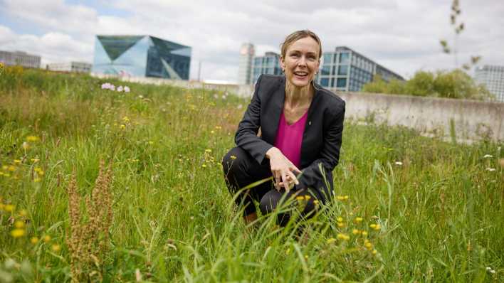 Manja Schreiner (CDU), Senatorin für Umwelt, Verkehr und Klimaschutz des Landes Berlin, besucht einen neu angelegten Wildbienenlehrpfad am Spreebogen.