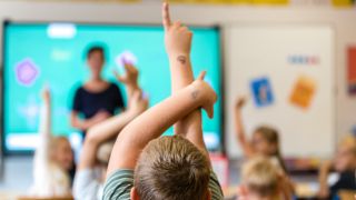 Symbolbild: Kinder sitzen in ihrem Klassenraum