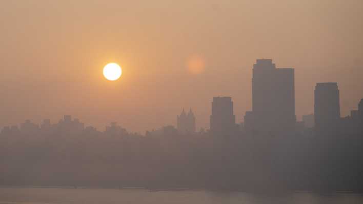 Sonnenaufgang bei Nebel in New York